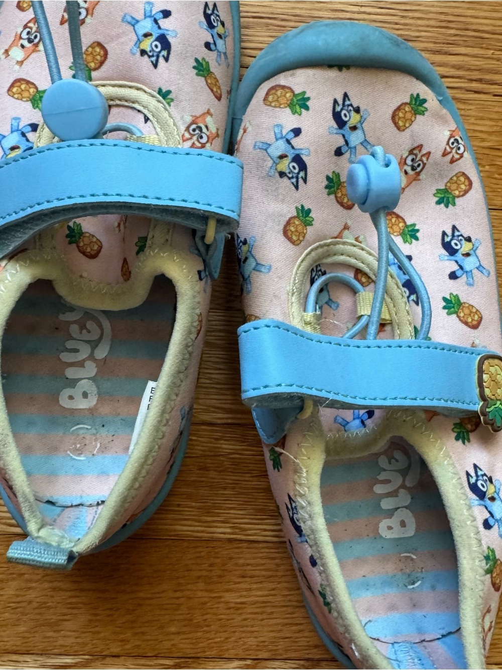 Kids Bluey Pineapple Print Water Shoes with Blue Trim size 11/12 - Picture 4 of 5
